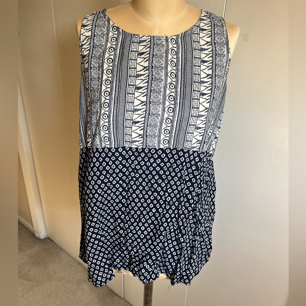 Flowy tunic style tank with cute design size L